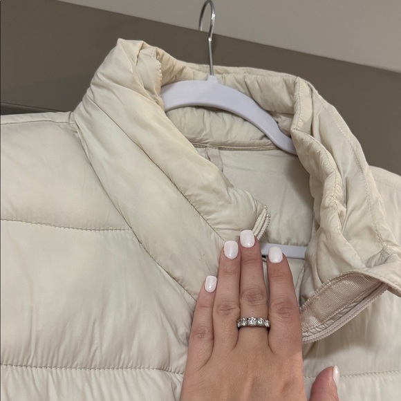 Abercrombie & Fitch • Lightweight Packable Puffer Jacket - Picture 7 of 9